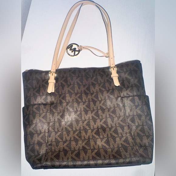 Michael Kors leather bag  w/original bag Charm, great condition. - Picture 2 of 11